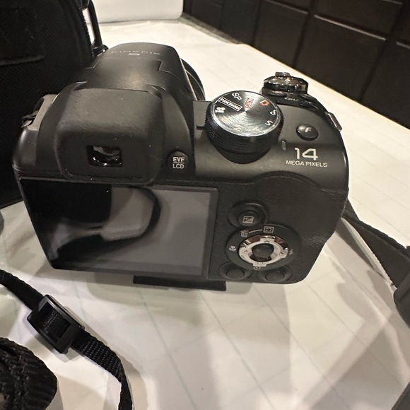 Fuji FinePix S3300 ~ 14 Megapixel Digital Camera w Wide Angle 26X Optical Zoom - Picture 6 of 8